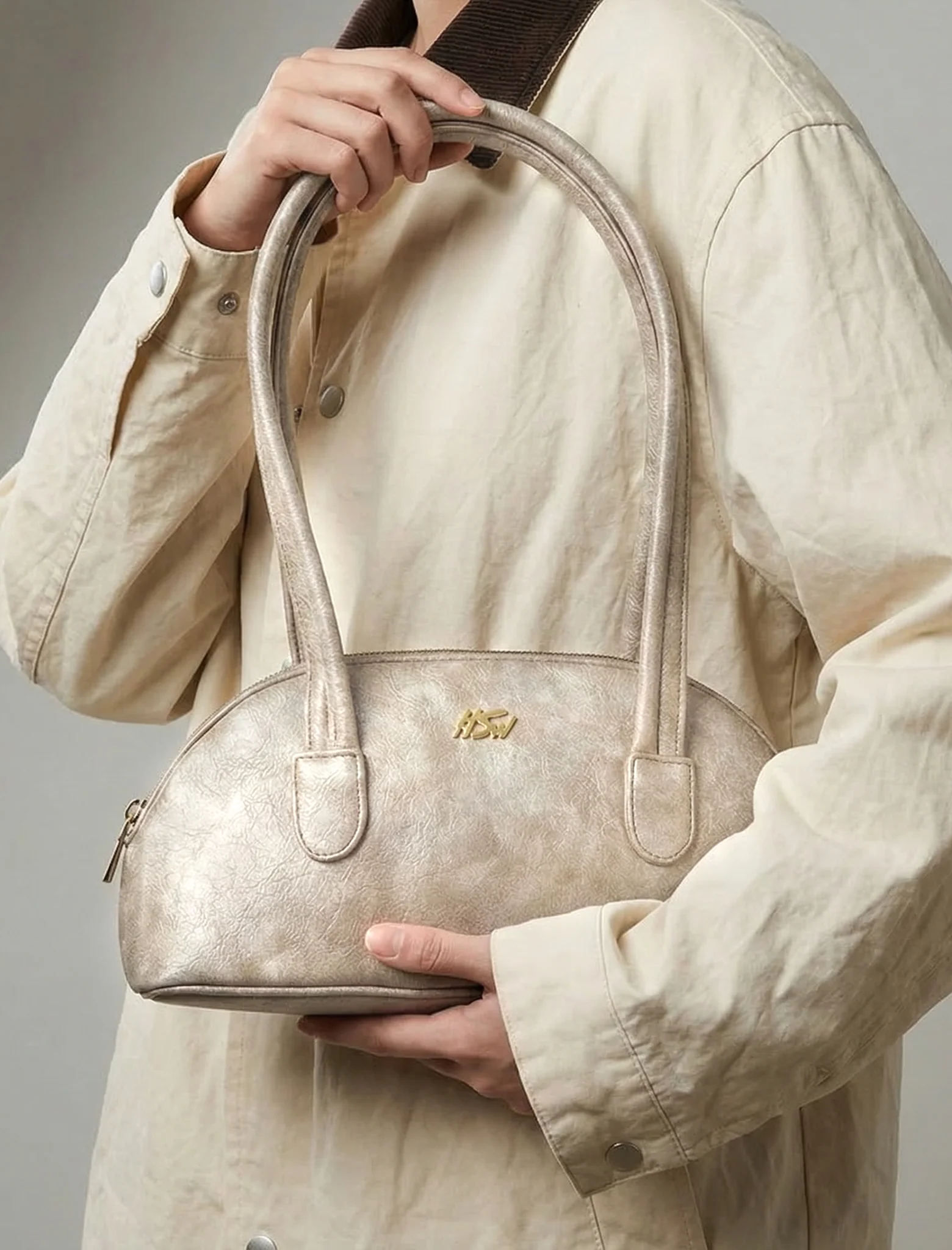 BRANDED BAGUETTE BAG BEIGE - Image 2