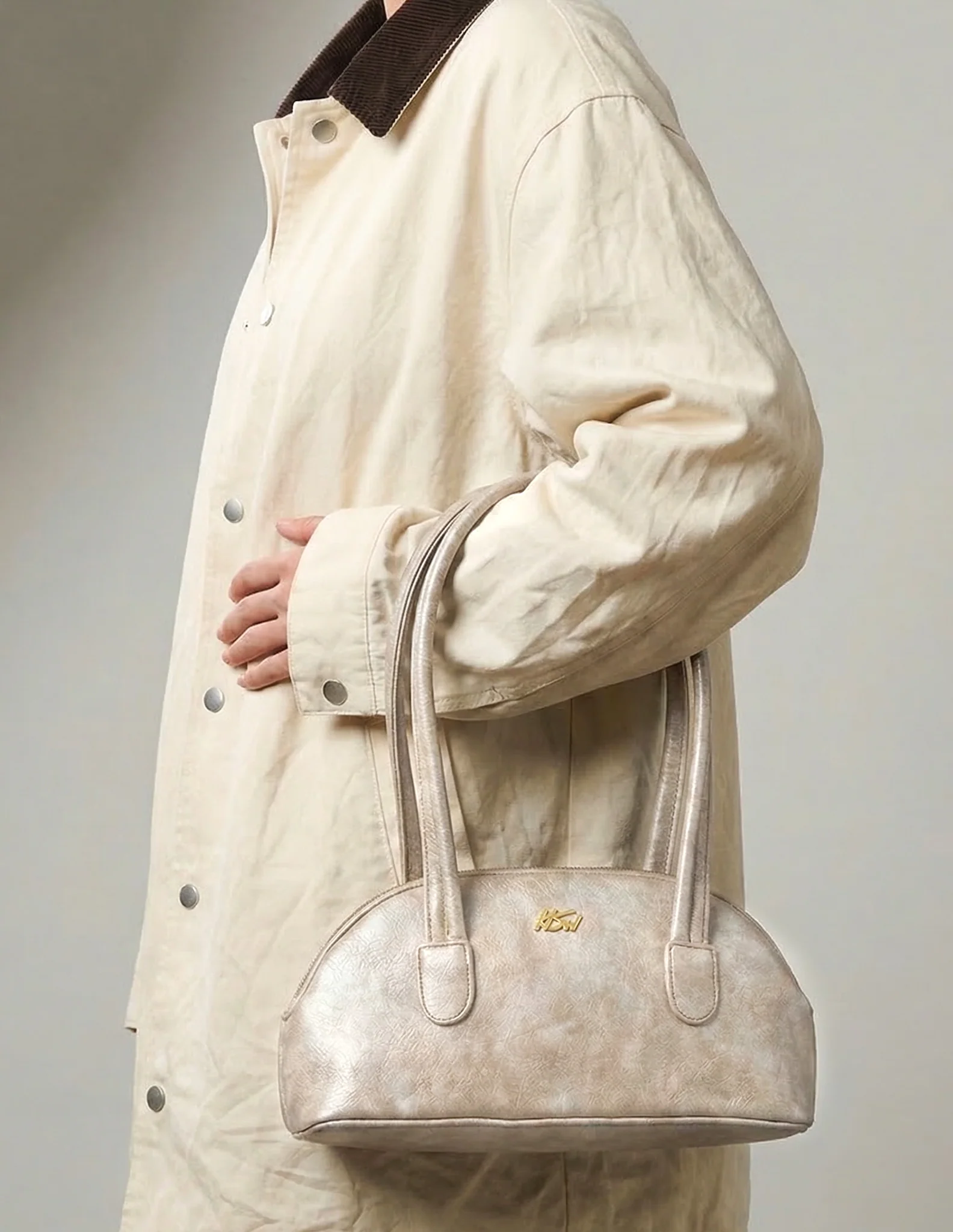 BRANDED BAGUETTE BAG BEIGE - Image 3