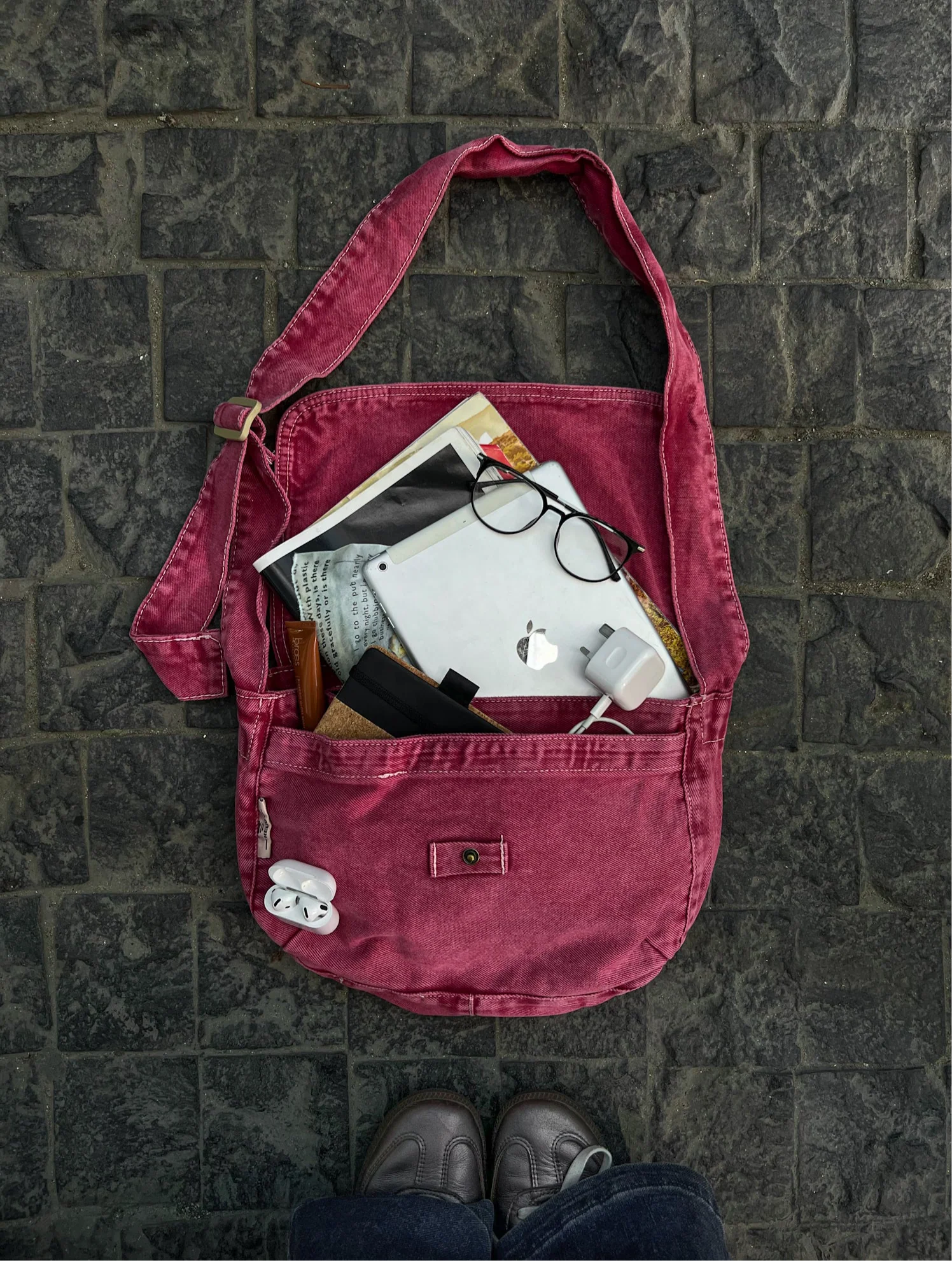RASPBERRY WASHED SIDE BAG